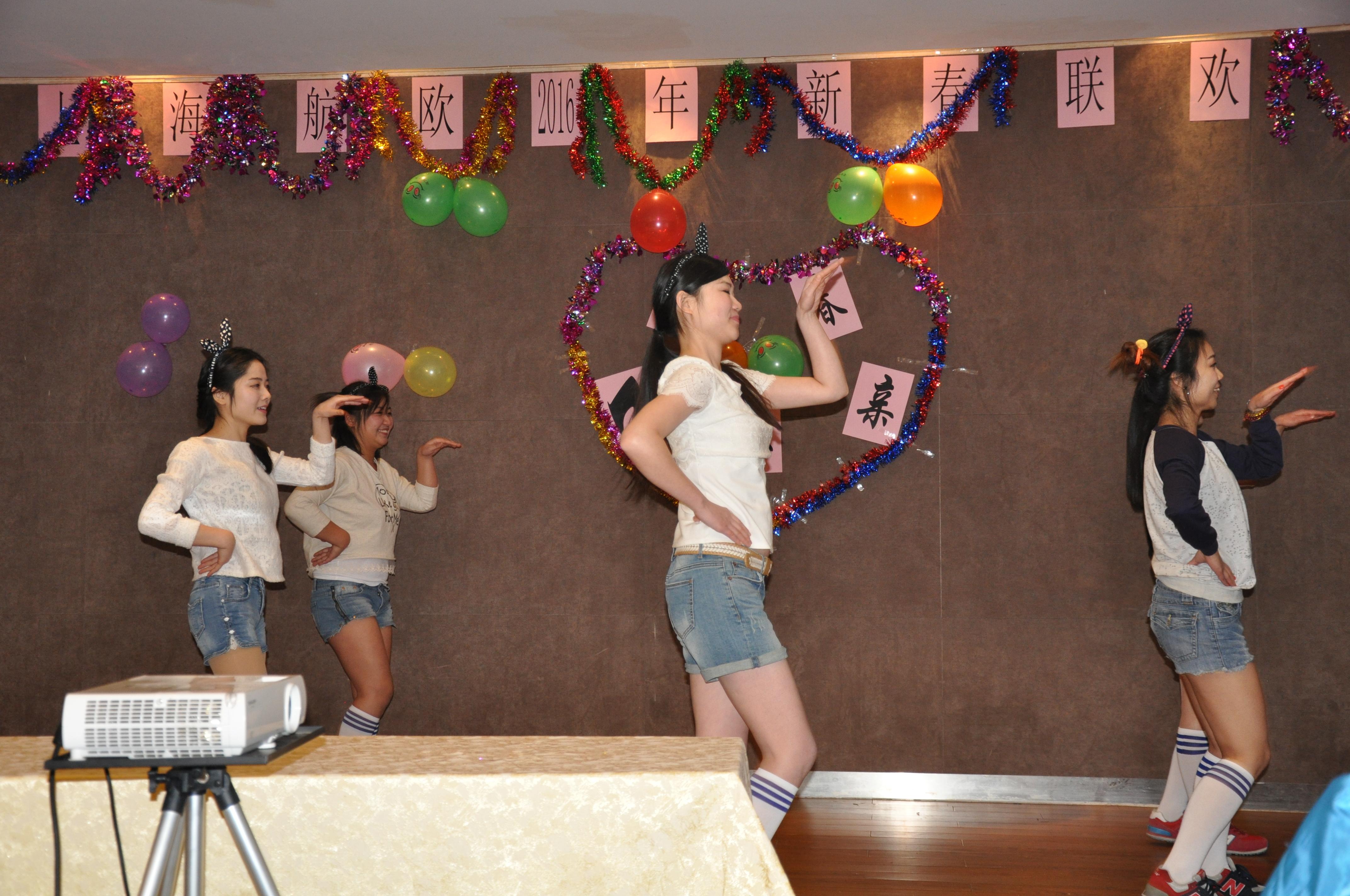 舞蹈《小雞小雞》激情洋溢，活力四射，跳出了大家對(duì)2016年的幸福憧憬